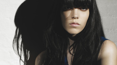 Hot-brunette long-hairs face shadow