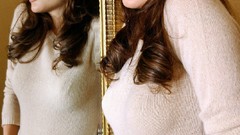 Jeans mirrors Angelina Jolie