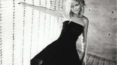 Kirsten Dunst grayscale monochrome