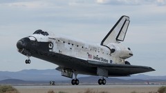 Landing space shuttle Space Shuttle Discovery