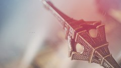 Macro charm reflections Eiffel