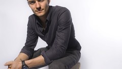Men Orlando Bloom sitting
