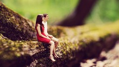 Men woman couple perspective tree trunk depth of field