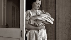 Migrant mother ) With