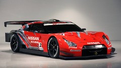 Red cars racing Nissan GTR Spec-V