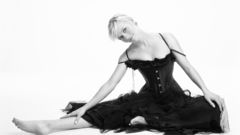 Reese Witherspoon Simple Background