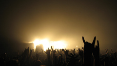 Rocks atmosphere deftones crowd