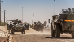 Sand War Army soldiers French military vehicles tanks NATO apc 