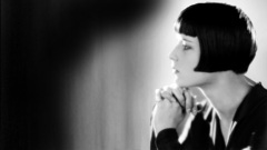 Short hair grayscale Louise