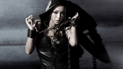 Singers chains Amuro Namie
