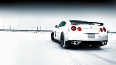 Snow cars Nissan back