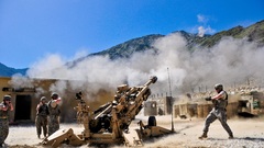 Soldiers Army artillery M777