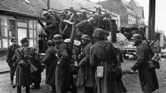 Soldiers Army weapons monochrome