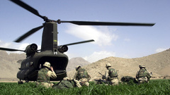 Soldiers military CH-47 Chinook