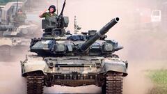 tank T-90 military Men soldier weapon vehicle dust smoke salute