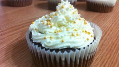 Vanilla icing sprinkles cupcakes