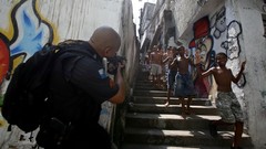 War weapons Guns children police alley slum Boys! Rio de 