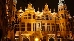 Wielka zbrojownia wieczorem high