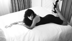 Woman Actress beds high