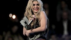 Woman Awards Celebrity mtv blondes long hair singers musicians 