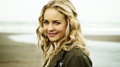 Woman blondes britt robertson