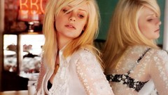 Woman blondes bryce dallas howard