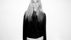 Woman blondes israel magazines bar refaeli Go board game