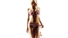 Woman blondes Liz McClarnon