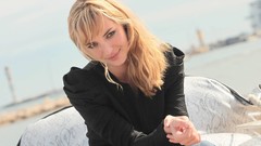 Woman blondes Louise Bourgoin