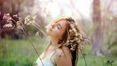 Woman blondes poses Beautyful