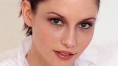 Woman Celebrity faces Chyler Leigh