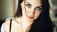 Woman close-up faces smiling blue eyes brunettes Lussie Lynch