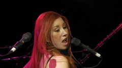 Woman concert singers tori amos