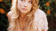 Woman Elisabeth Harnois