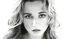 Woman eyes linda cardellini