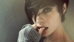 Woman faces short hair freckles black hair Laura Pol