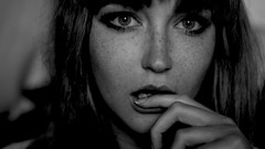 Woman grayscale Leeninek