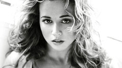 Woman grayscale linda cardellini