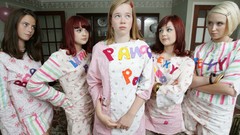 Woman groups Skins (TV)