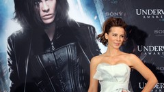 Woman Kate Beckinsale faces underworld Underworld: Awakening