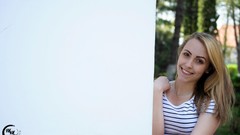 Woman models Delinke Döngölő