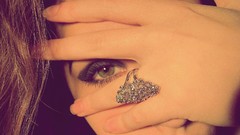 Woman models Delinke Döngölő