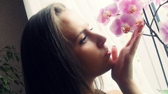 Woman models Delinke Döngölő