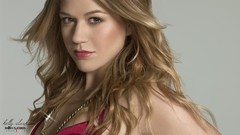 Woman models kelly clarkson
