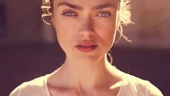 Woman models Sophie Vlaming