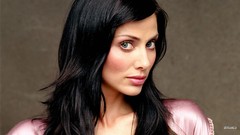 Woman Natalie Imbruglia faces brunettes