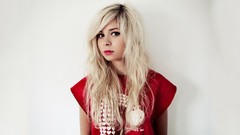 Woman Nina Nesbitt