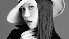 Woman summer glau grayscale