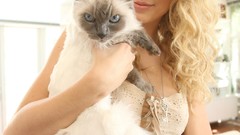 Woman taylor swift singers grumpy cat