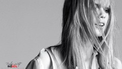 Woman taylor swift singers straight hair greyscale